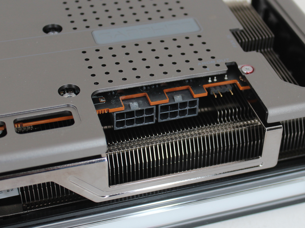 Sapphire sieht zwei 8-Pin-PCIe-Anschlüsse für die Stromversorgung des Boliden vor.