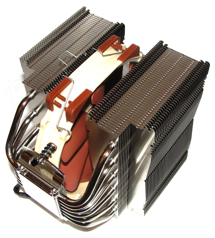 Der CPU-Kühler aus verschiedenen Ansichten.