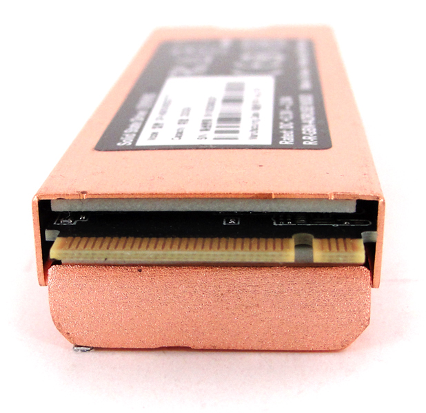 Die Gigabyte AORUS NVMe Gen4 SSD wird von einem massiven Kühlkörper umgeben, um konstant hohe Leistungen zu garantieren.