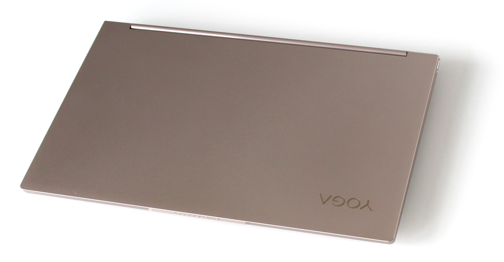Ein großes YOGA-Logo ziert den Gehäusedeckel in Farbvariante „Mica“.