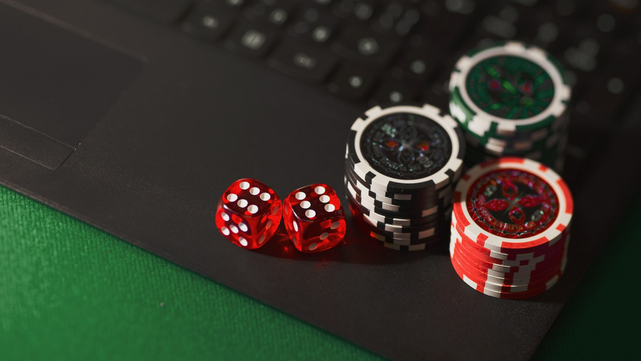 Online am Computer kann man unter anderem Poker spielen.